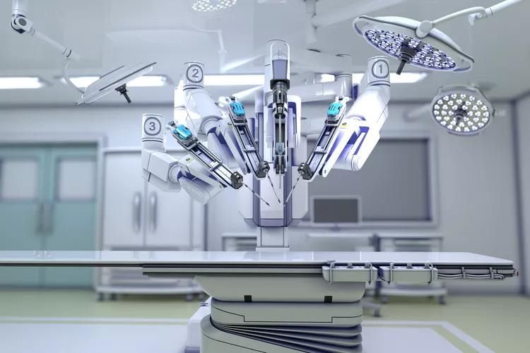 Cirugía robótica con el Robot da Vinci, vista de todo el robot con los brazos dirigidos hacia una camilla